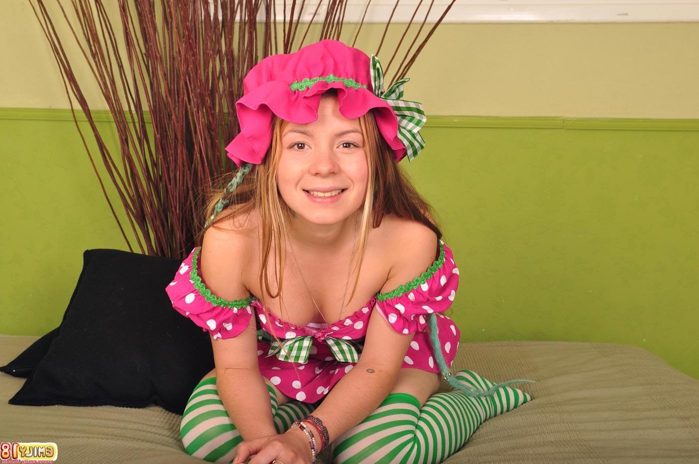 16P Cute teen girl Emily cosplay
