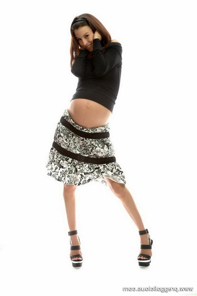 16P Pregnant beauty beauty strips out of a dress and spreads