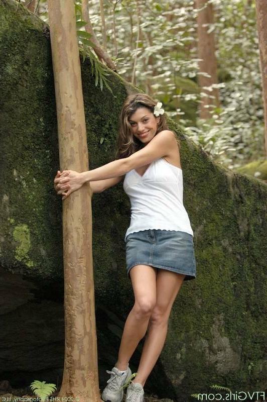 16P Babe Getting Nude In The Forest