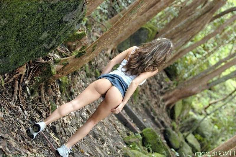 16P Babe Getting Nude In The Forest
