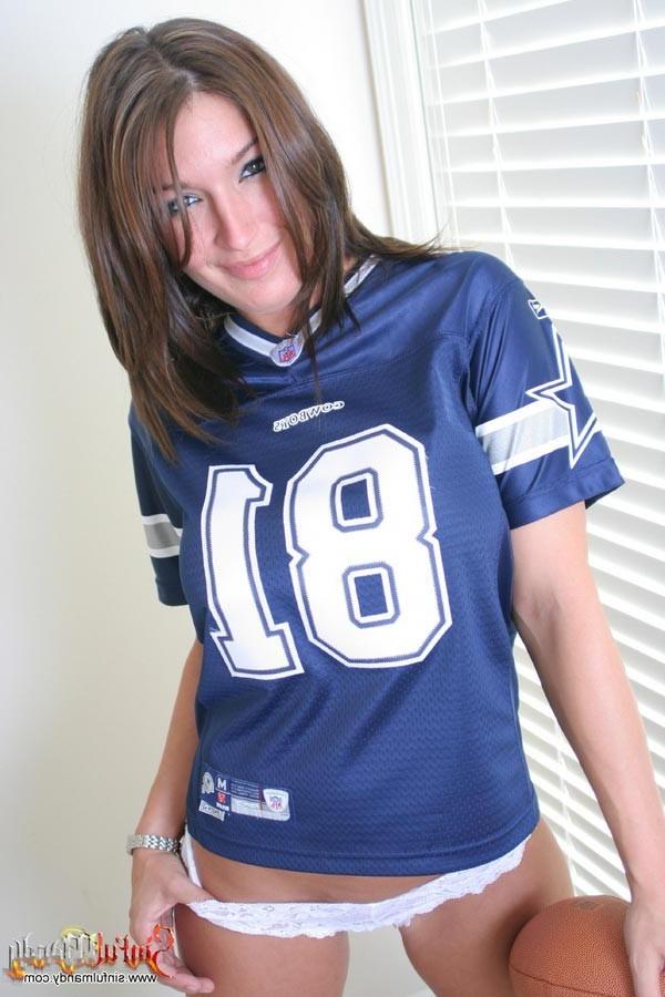 16P Busty brunette girl stripping