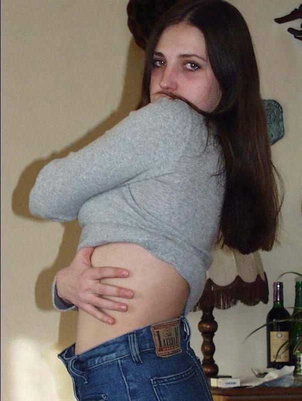 16P Single brunette masturbating pussy to get orgasm