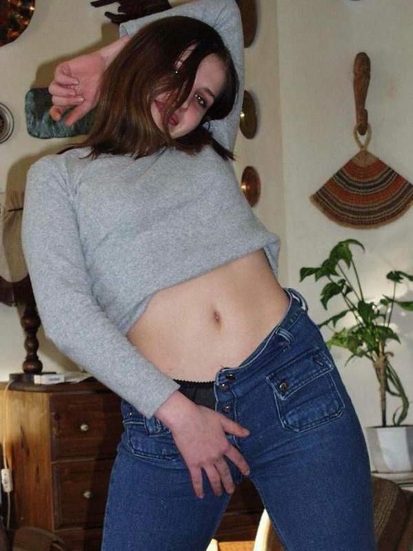 16P Single brunette masturbating pussy to get orgasm