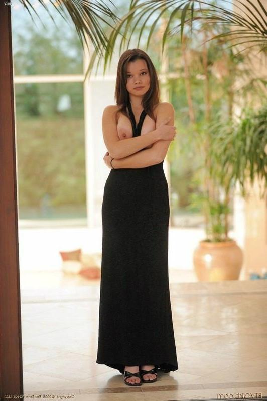 16P Busty Teen Babe Strips In Hotel Lobby