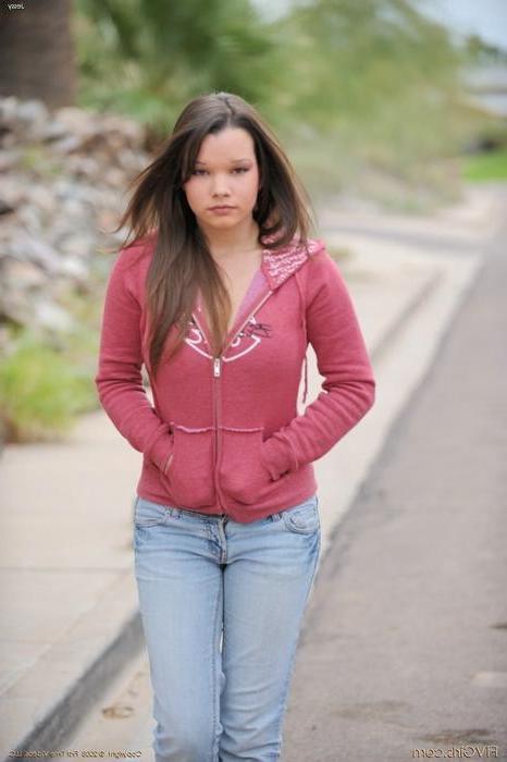 16P Busty Teen Babes Outdoors