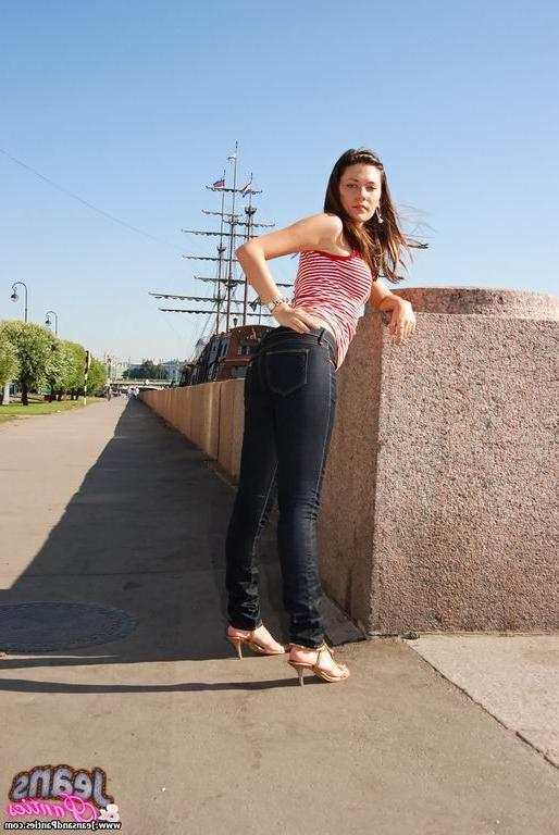 15P brunette teen showing her thongs outdoor