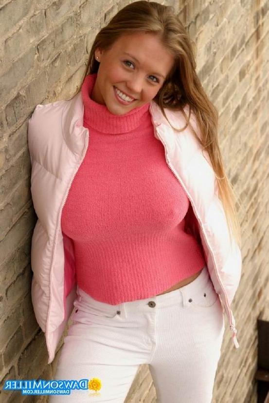 16P cute brunette teen showing her pussy outdoor