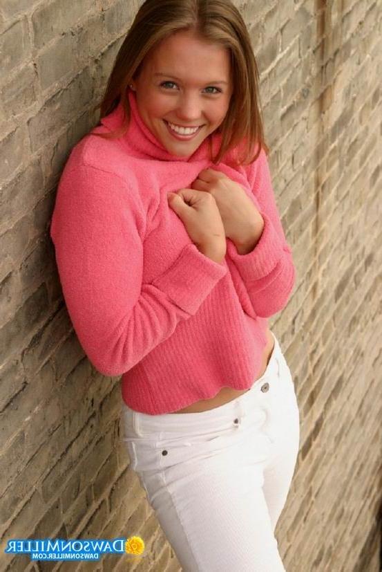 16P cute brunette teen showing her pussy outdoor