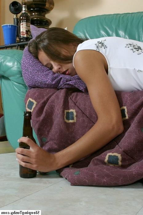 16P Schlafender, betrunkener Teenager lässt sich die Muschi lecken