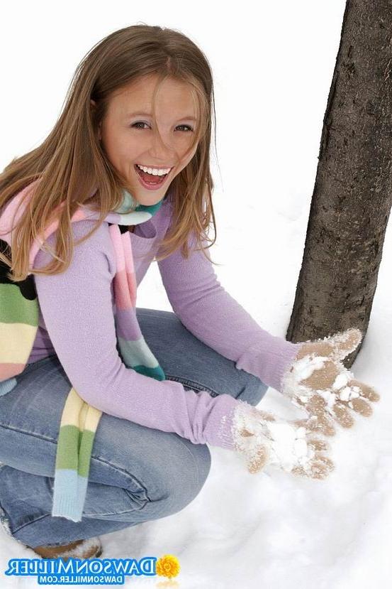 16P cute brunette teen posing outdoor