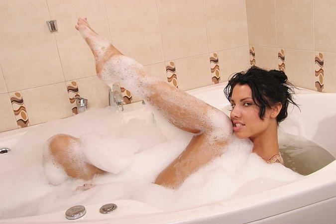 20P sultry brunette wet in bathtub