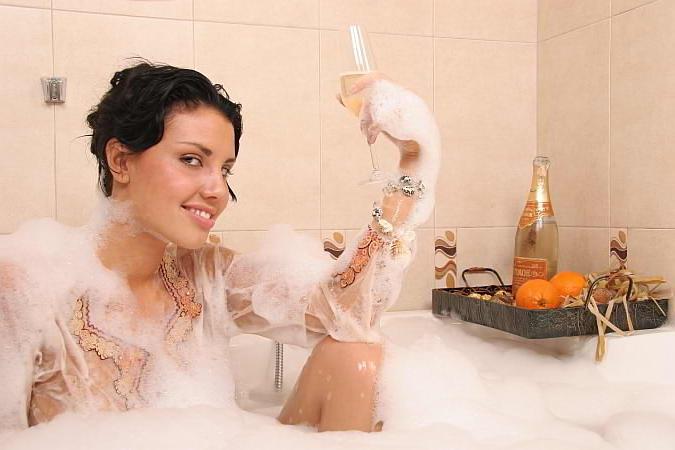 20P sultry brunette wet in bathtub