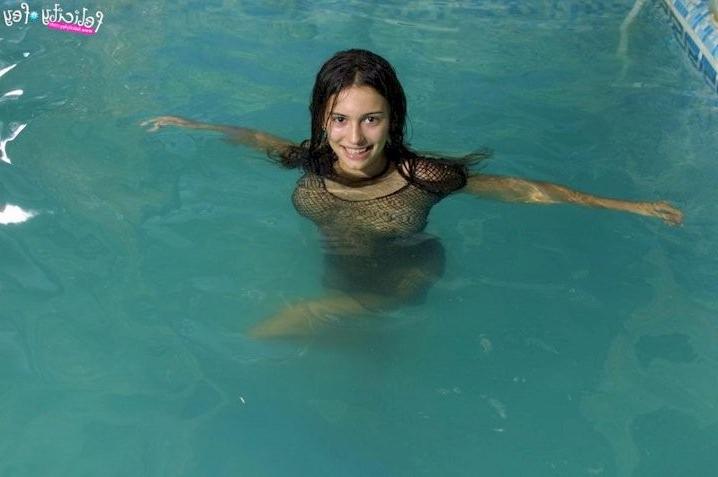 16P Busty teen swimming nude in a pool