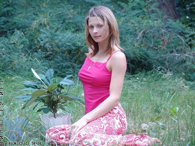 15P Busty outdoor cutie