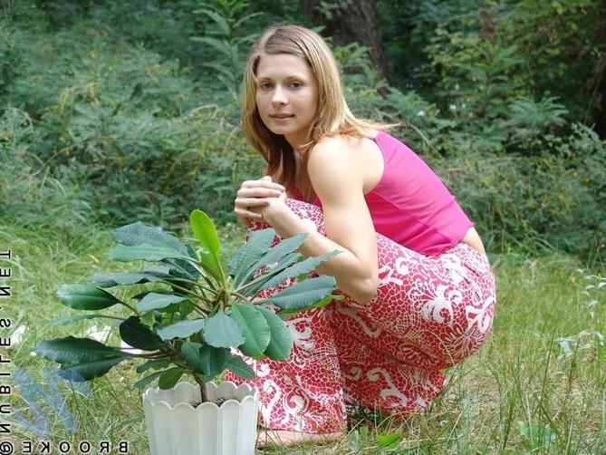 15P Busty outdoor cutie