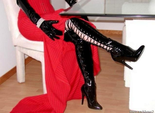 17P Brunette in corset and boots rubbing her pussy