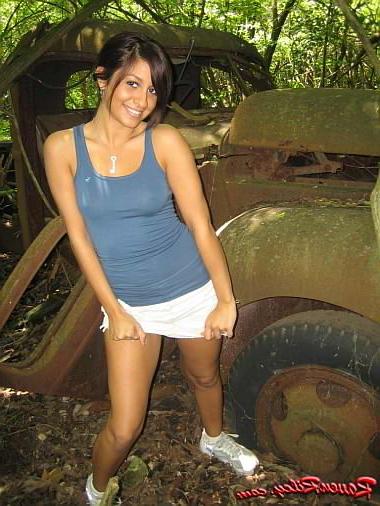 20P Brunette outdoor dildo pump