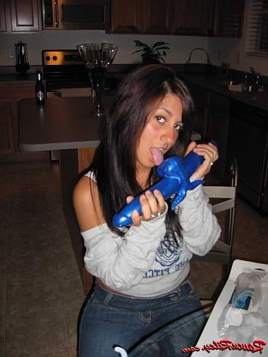 20P Brunette rubs against double dildo