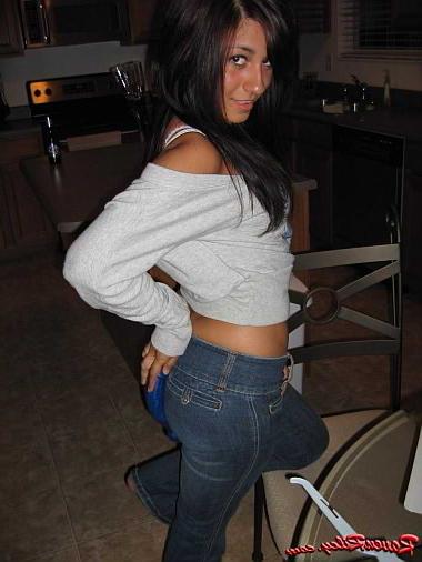 20P Brunette rubs against double dildo