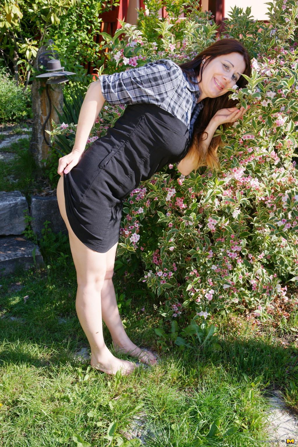 16P Horny housewife playing in her garden