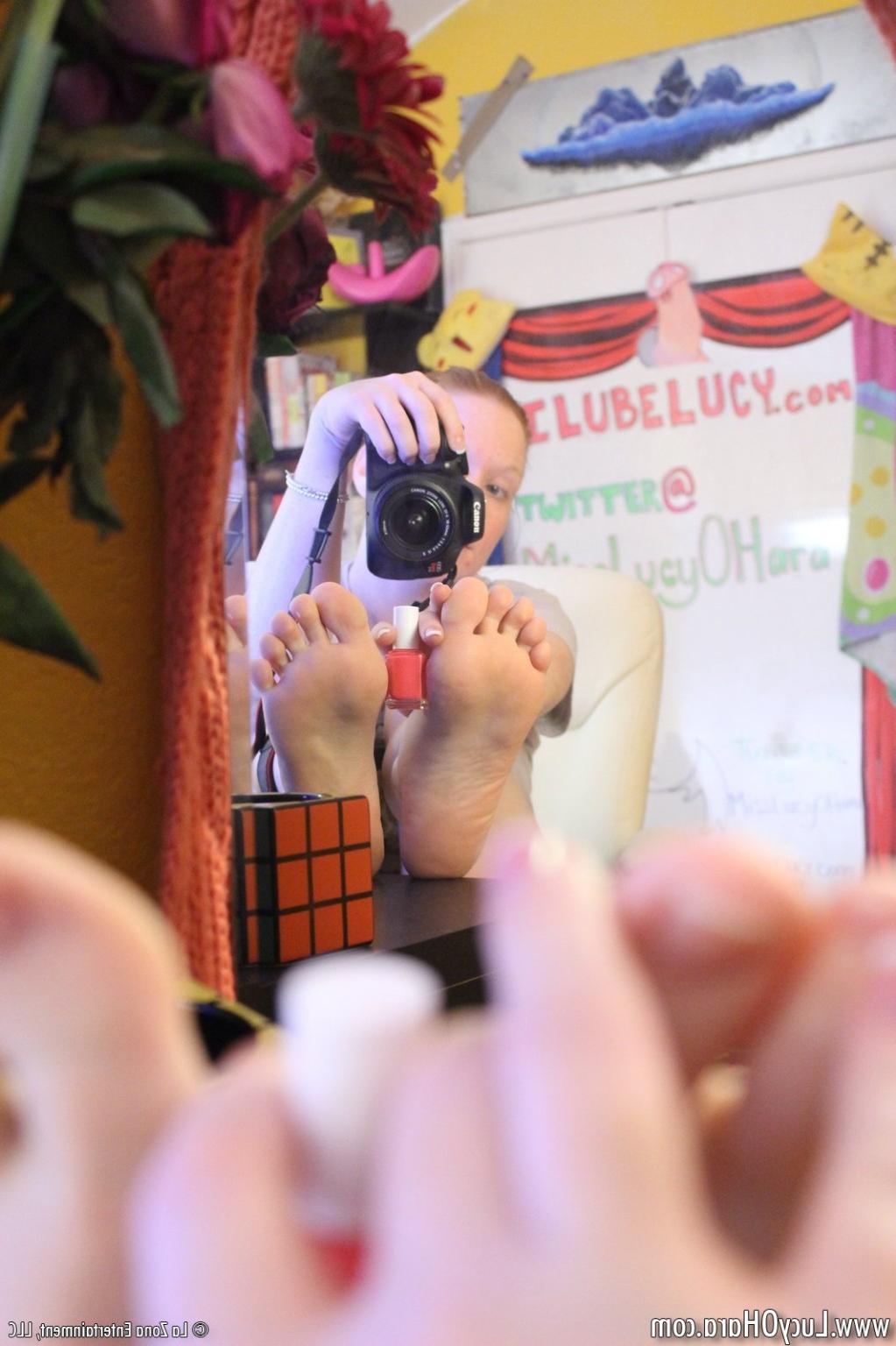 15P Busty redhead Lucy paints toes