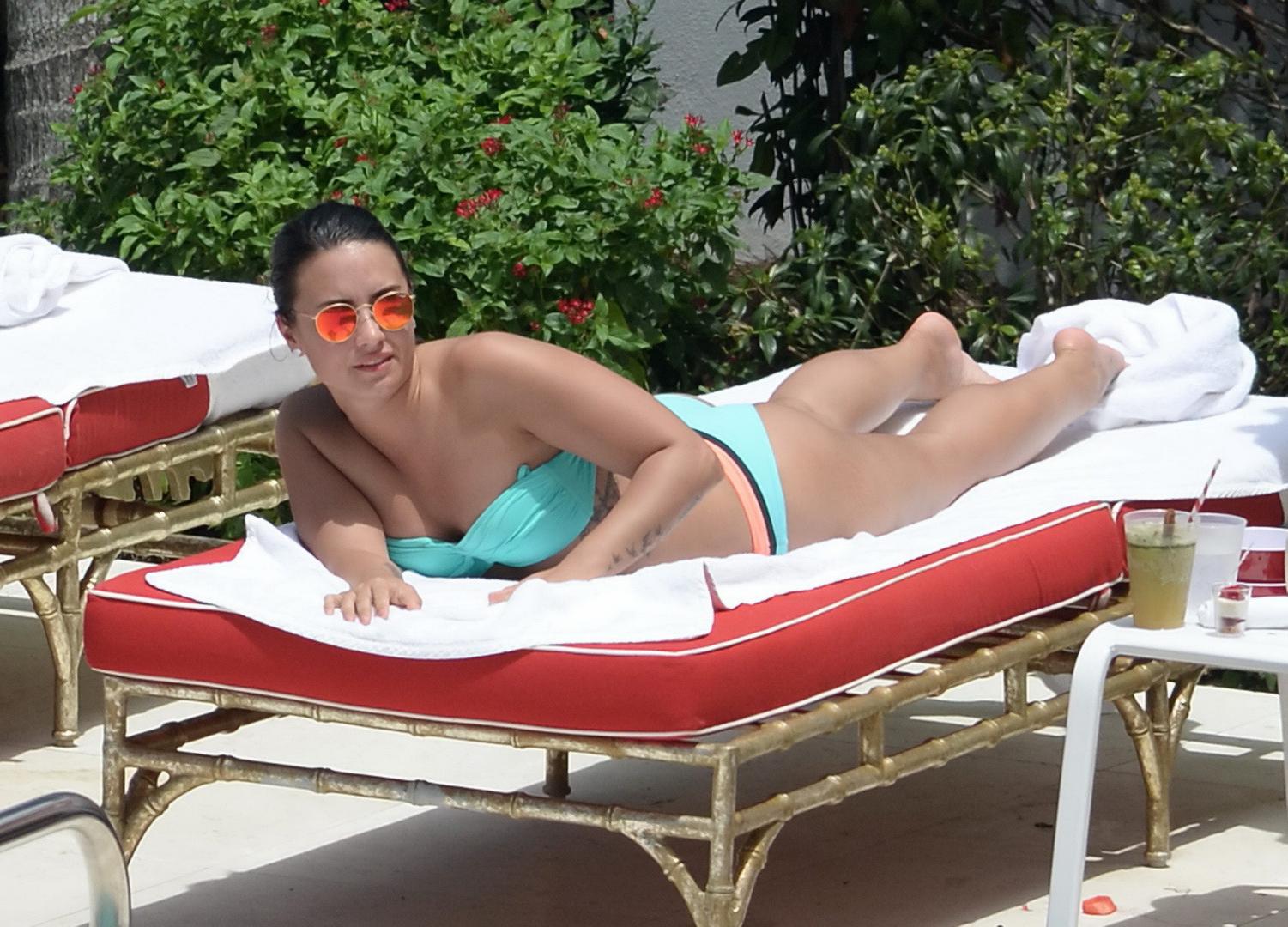 16P Demi Lovato shows off her ass in a bright blue bikini