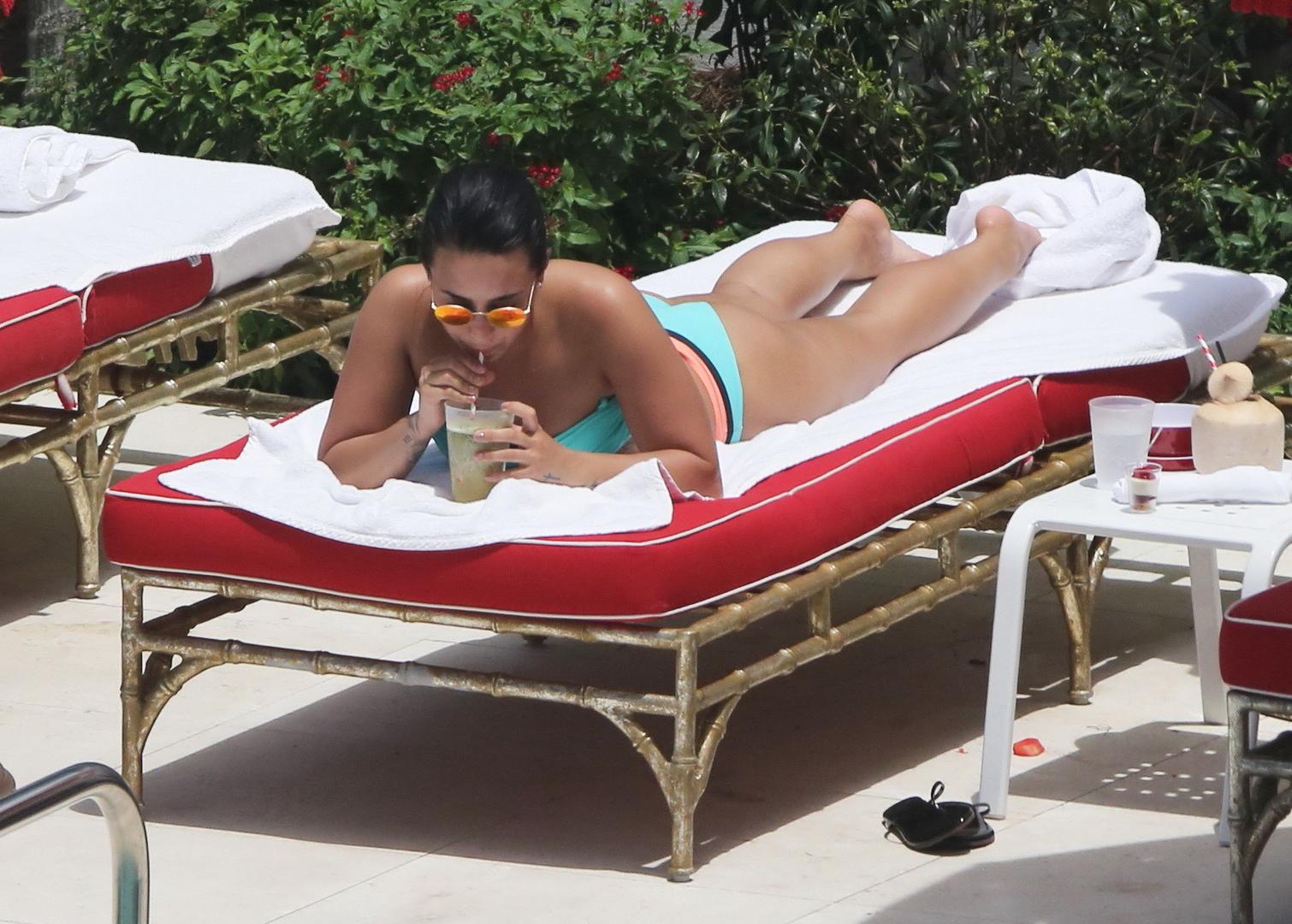 16P Demi Lovato shows off her ass in a bright blue bikini