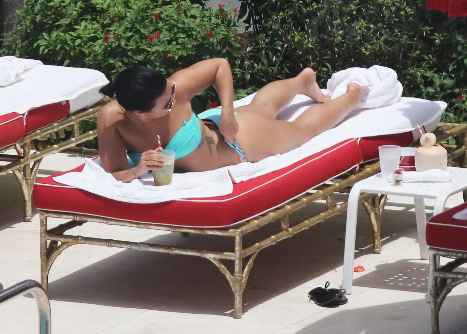16P Demi Lovato shows off her ass in a bright blue bikini
