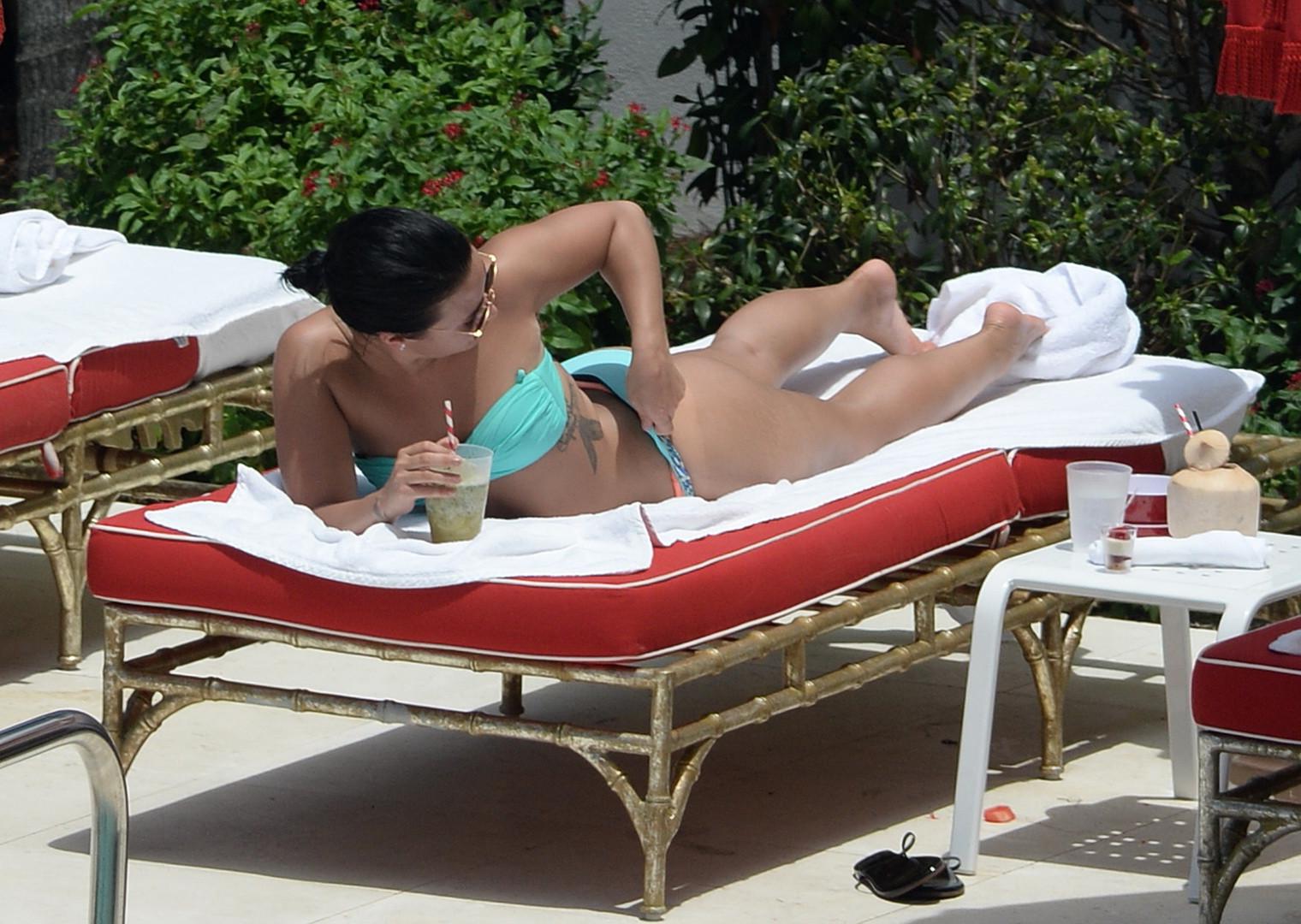 16P Demi Lovato shows off her ass in a bright blue bikini