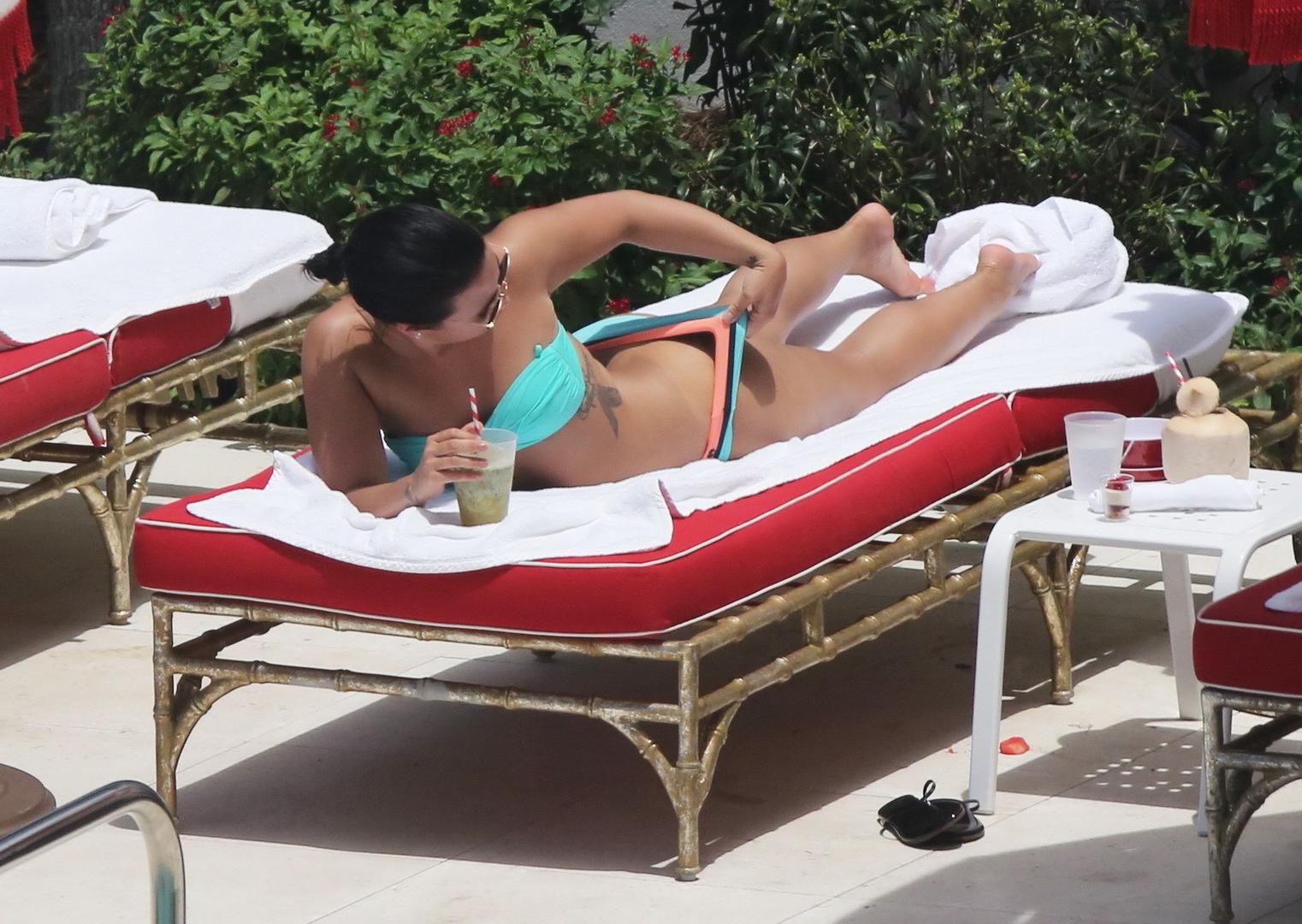 16P Demi Lovato shows off her ass in a bright blue bikini