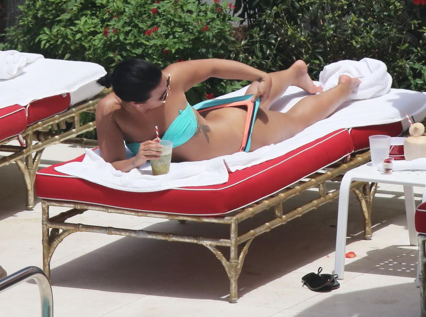 16P Demi Lovato shows off her ass in a bright blue bikini
