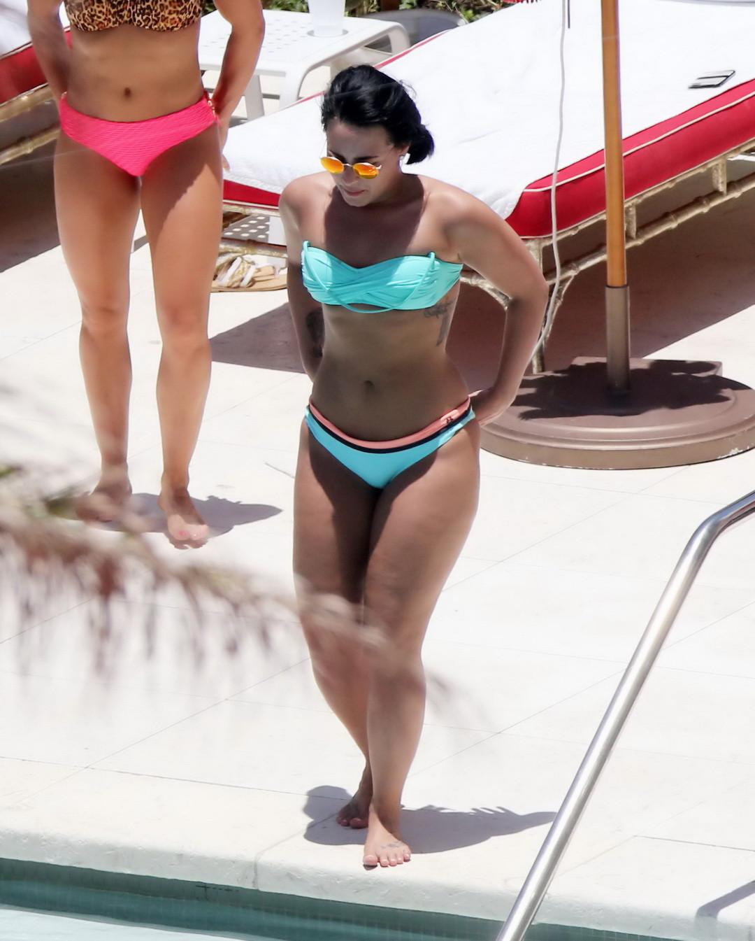 16P Demi Lovato shows off her ass in a bright blue bikini