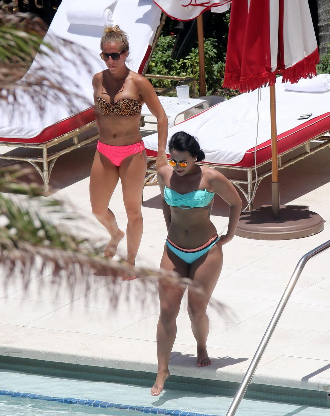 16P Demi Lovato shows off her ass in a bright blue bikini