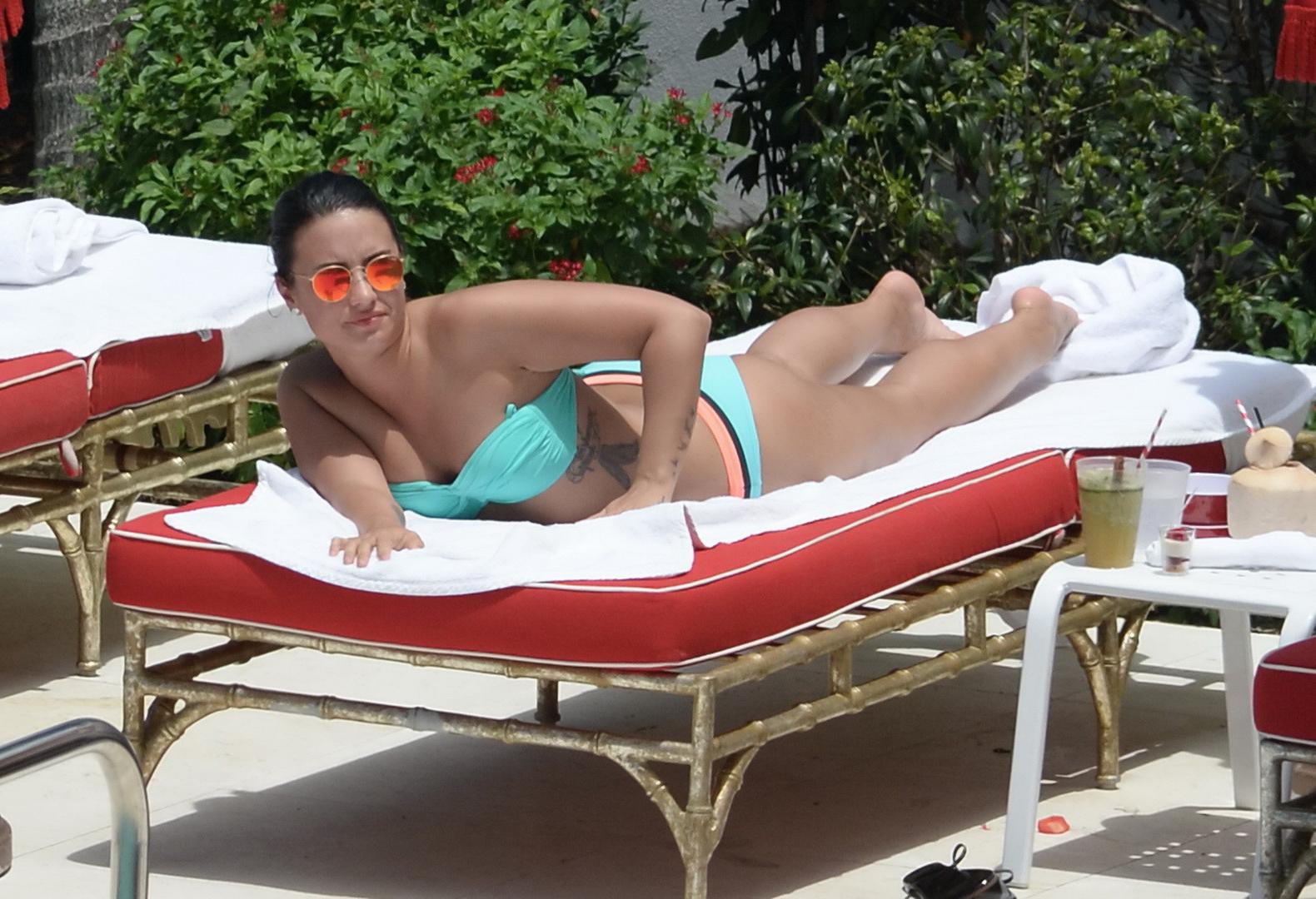 16P Demi Lovato shows off her ass in a bright blue bikini