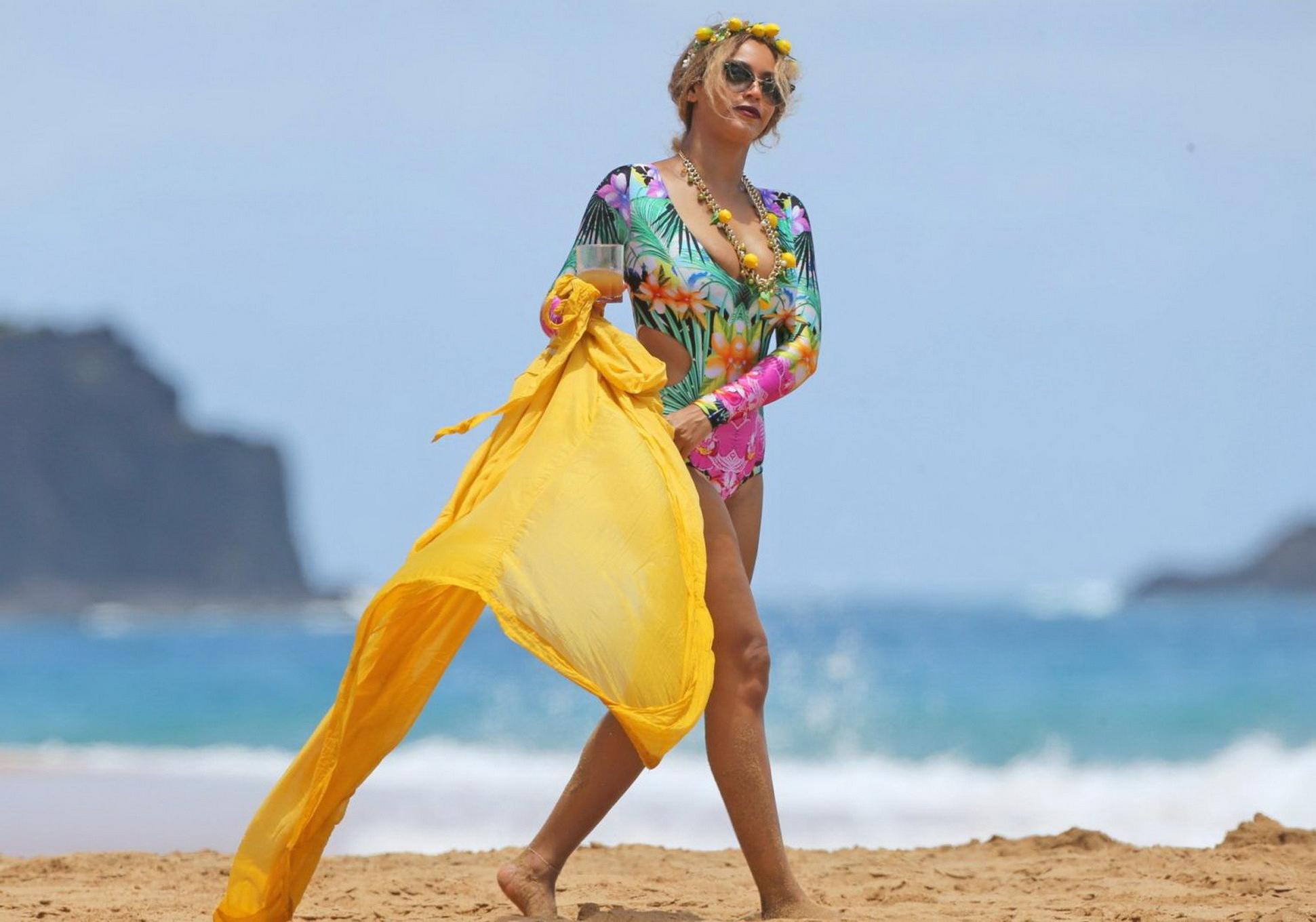 16P Busty Beyonce showing her ass in floral swimsuit