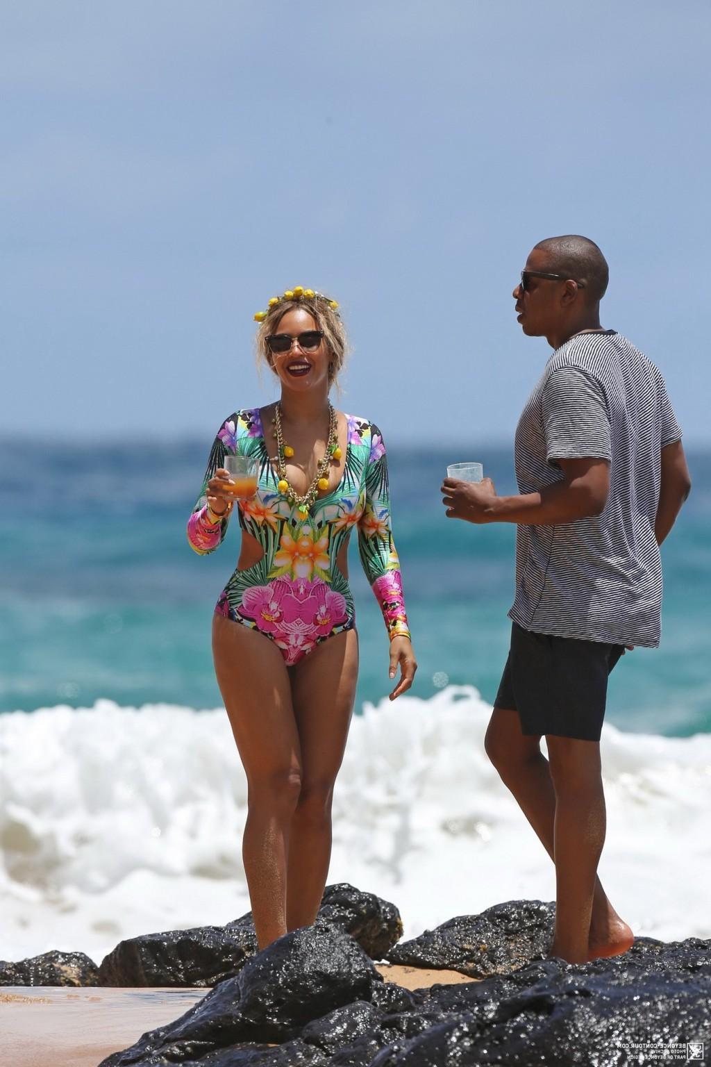 16P Busty Beyonce showing her ass in floral swimsuit