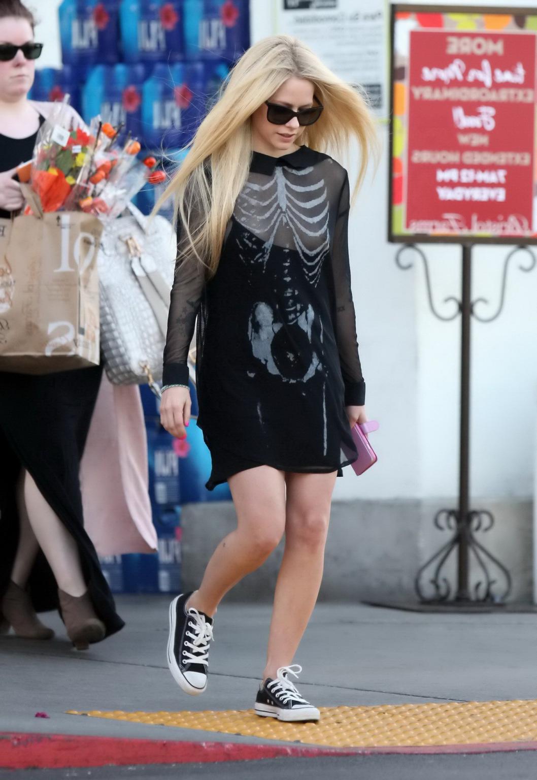 16P Avril Lavigne skeleton costume malfunction and ass show