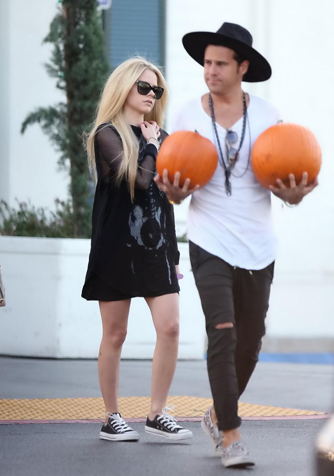 16P Avril Lavigne skeleton costume malfunction and ass show