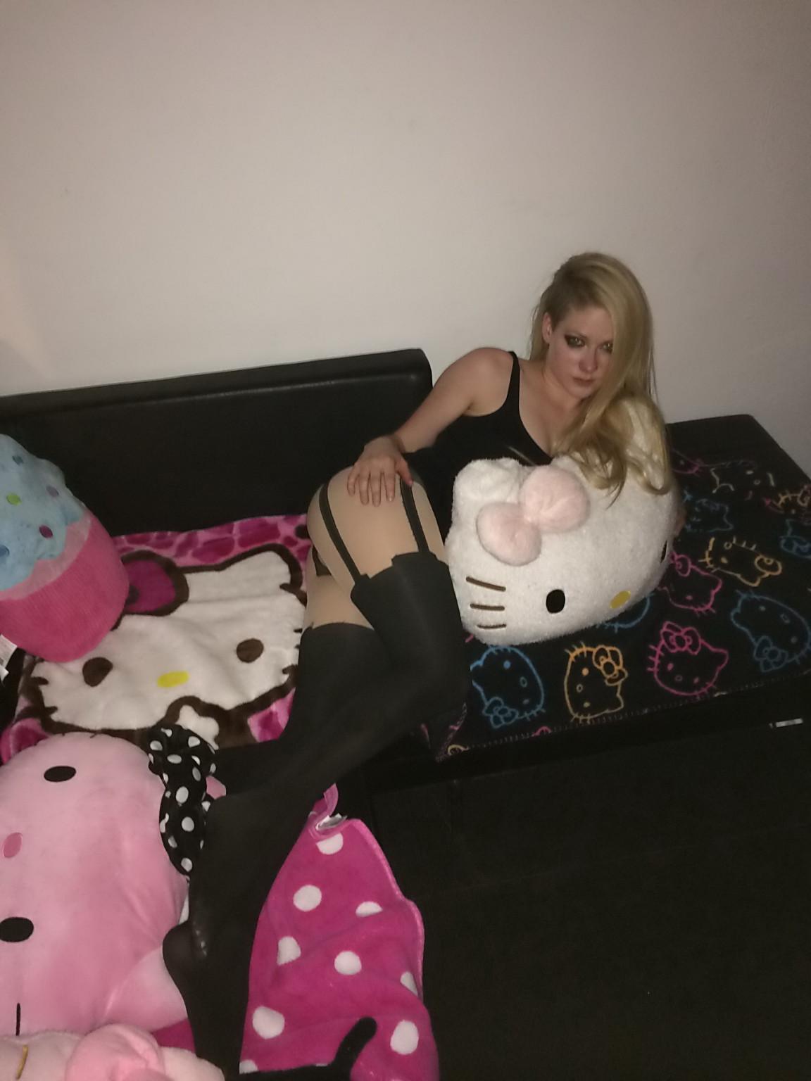 16P Avril Lavigne skeleton costume malfunction and ass show
