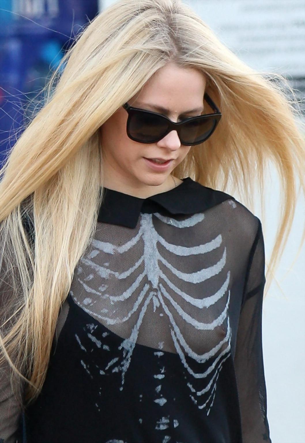 16P Avril Lavigne skeleton costume malfunction and ass show