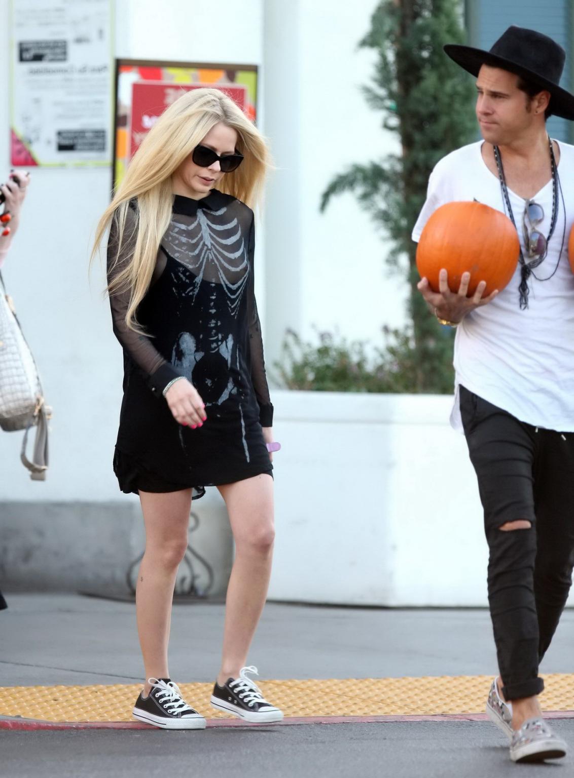 16P Avril Lavigne skeleton costume malfunction and ass show