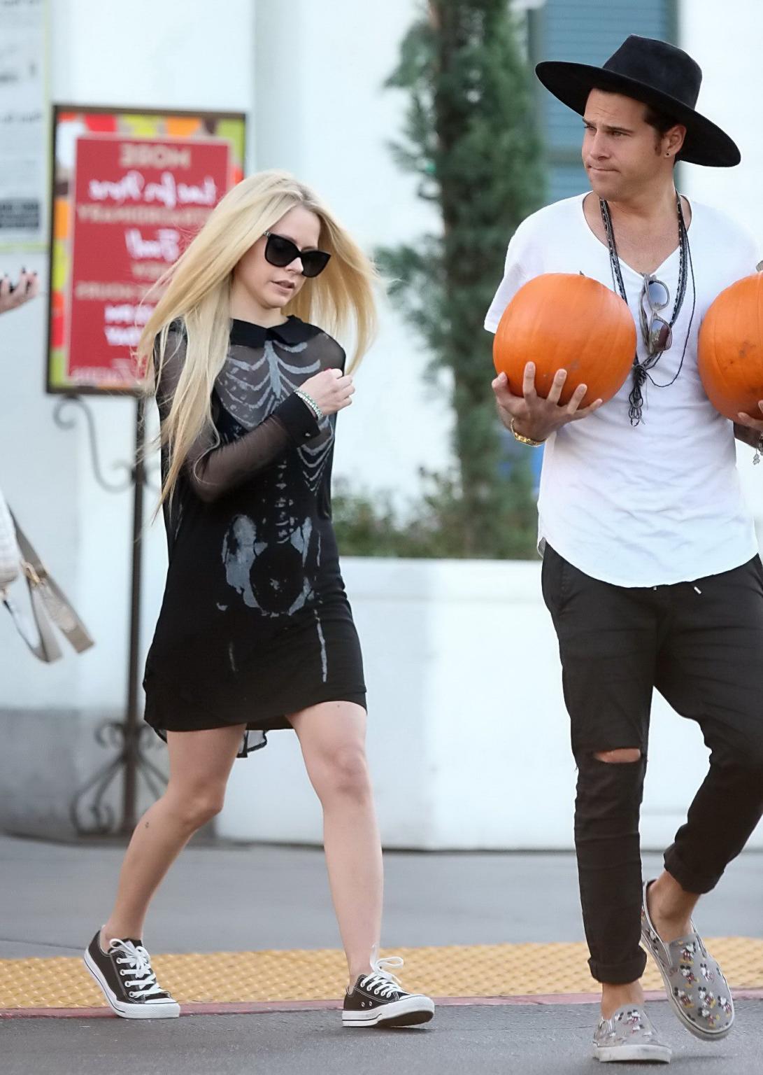 16P Avril Lavigne skeleton costume malfunction and ass show