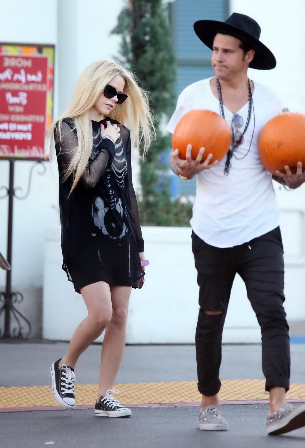 16P Avril Lavigne skeleton costume malfunction and ass show