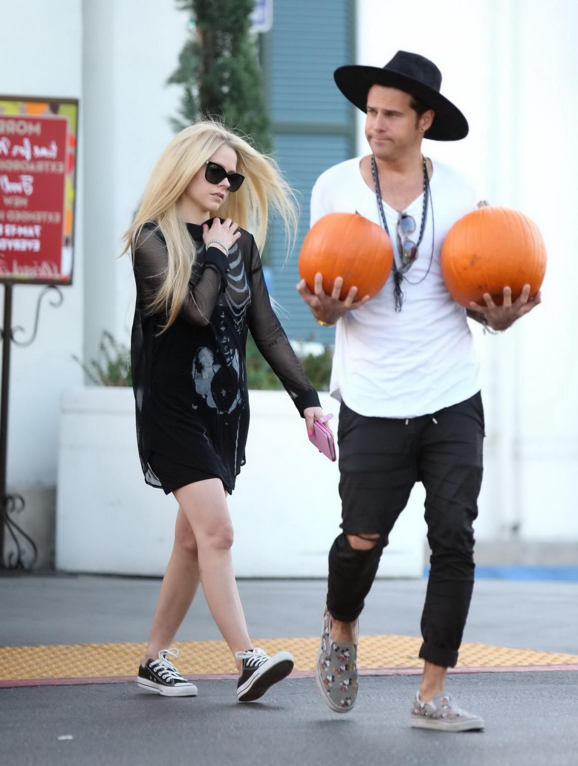 16P Avril Lavigne skeleton costume malfunction and ass show