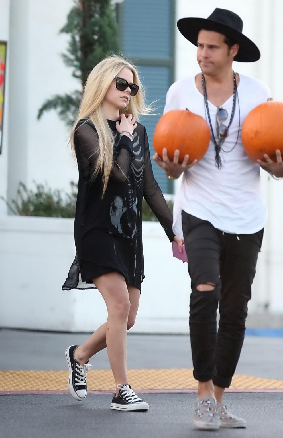 16P Avril Lavigne skeleton costume malfunction and ass show