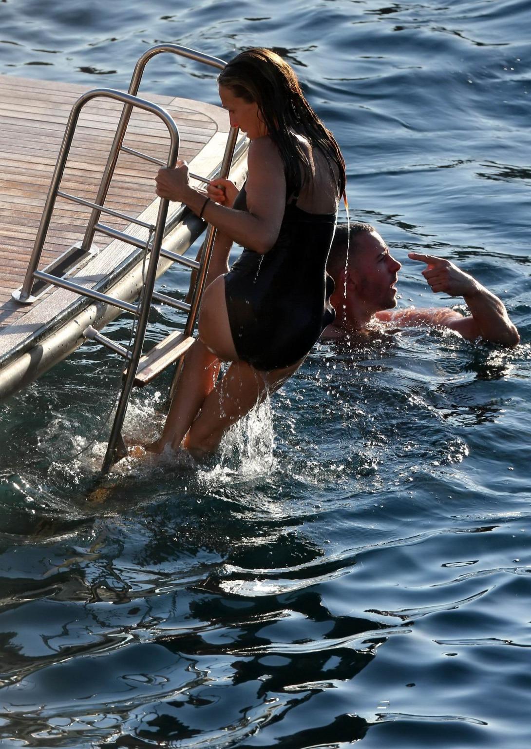 16P Sarah Jessica Parker wearing brown swimsuit