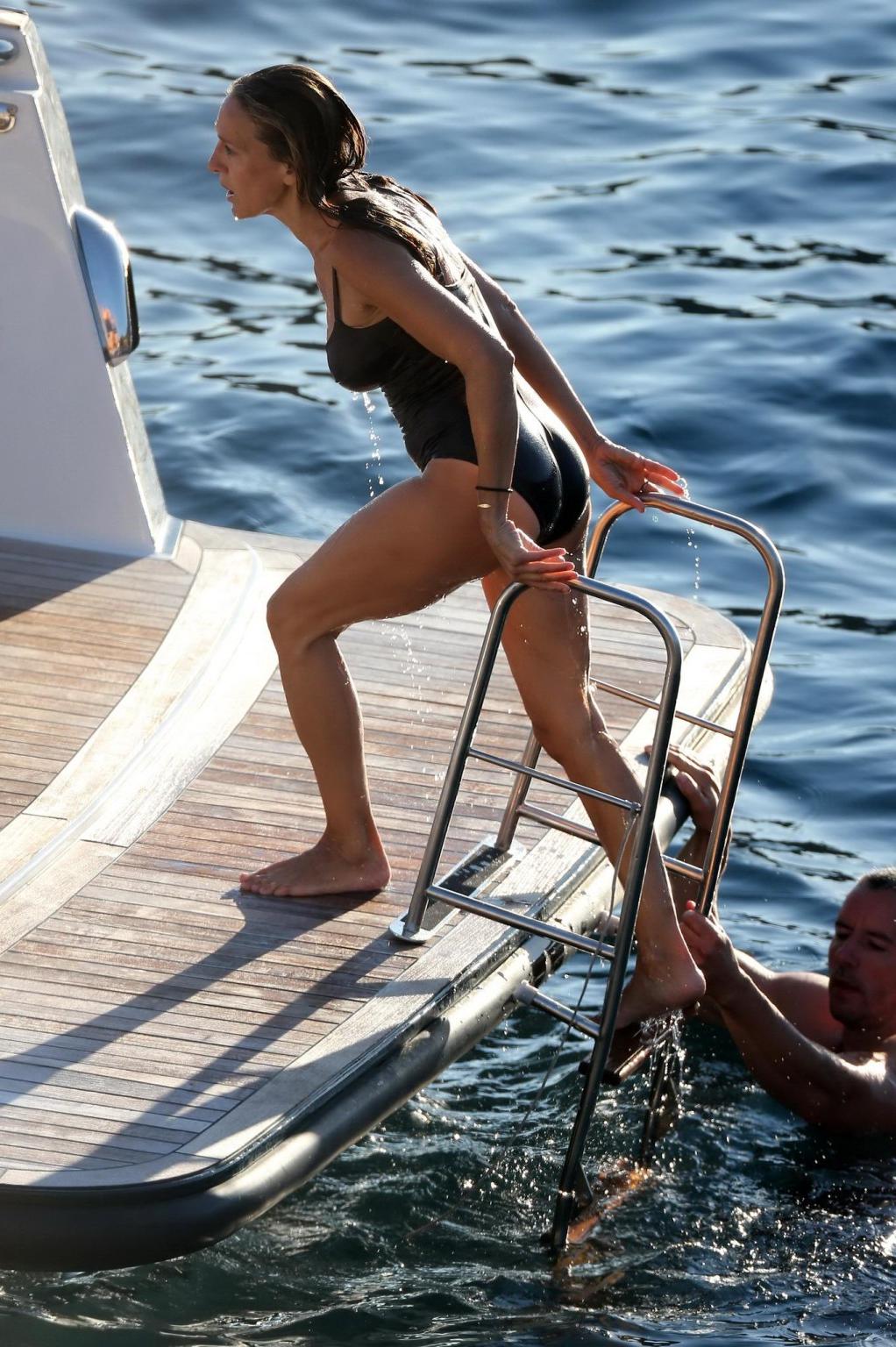 16P Sarah Jessica Parker wearing brown swimsuit