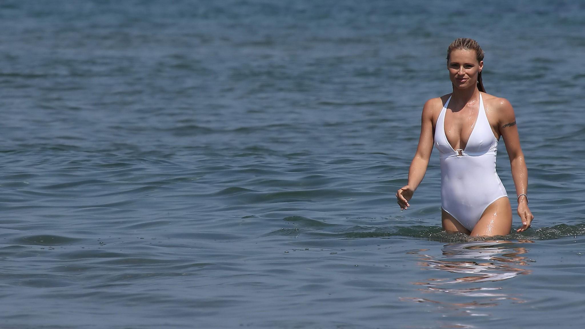 16P Michelle Hunziker flashing her boobs and pussy in white swimsuit at the beach in