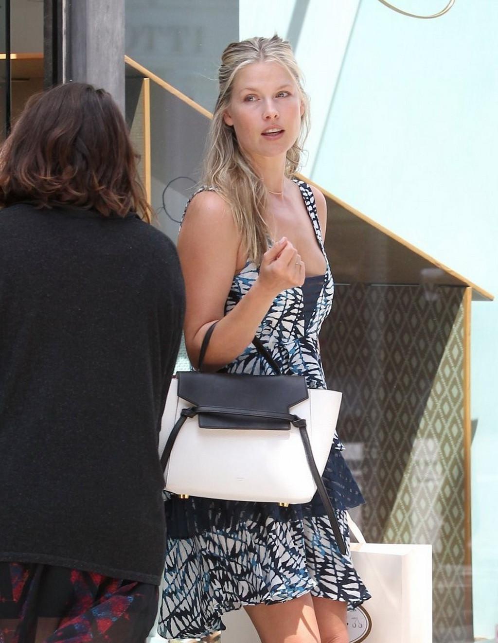 16P Ali Larter cleavy and leggy in revealing blue mini dress outdoor