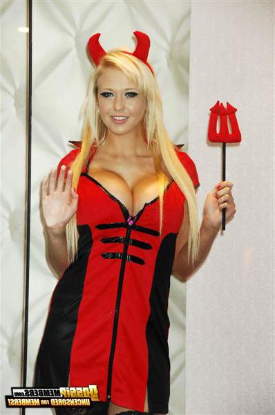 15P Sophie Reade posing sexy and slutty in glamorous and naked photos